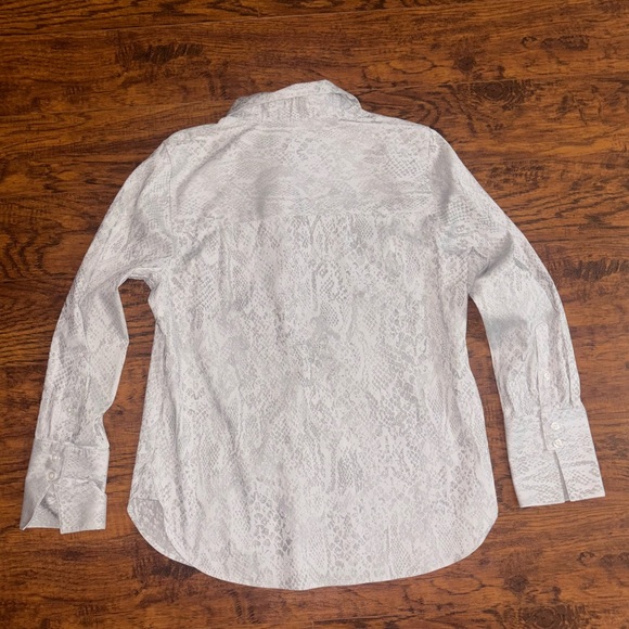 Chico's No Iron Coolmax All Seasons Stretch Gray Snakeskin Button-Down Blouse - Picture 5 of 5